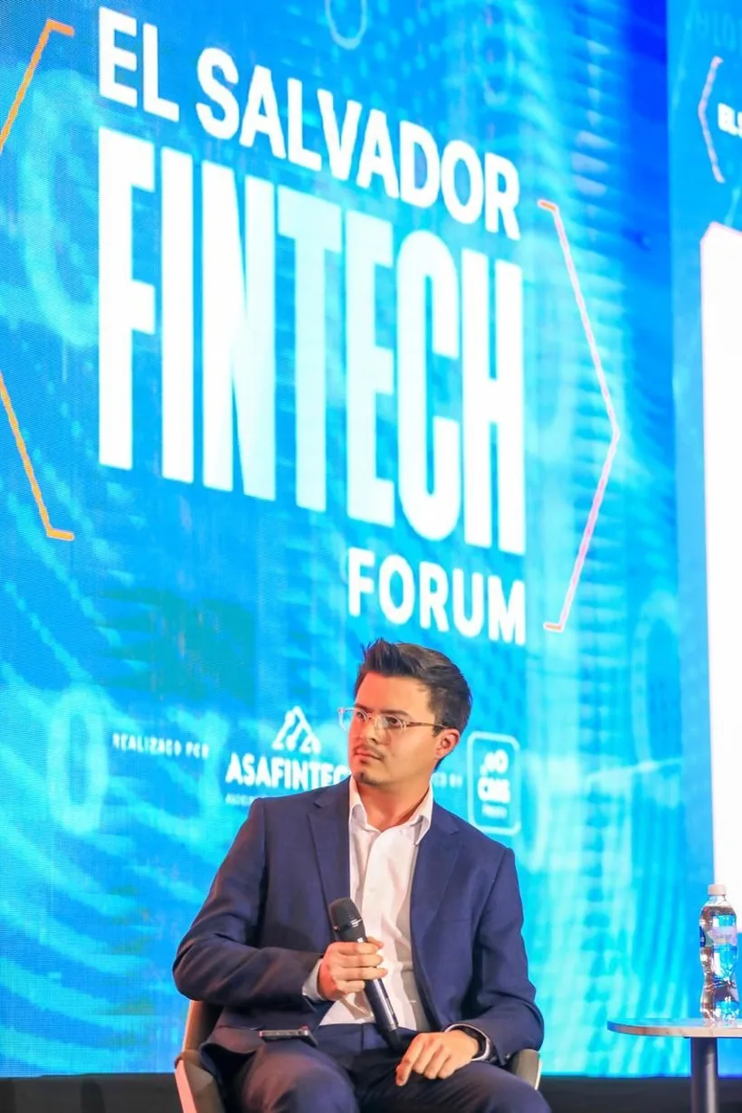 Kevin Rivera speaking at the El Salvador Fintech Forum